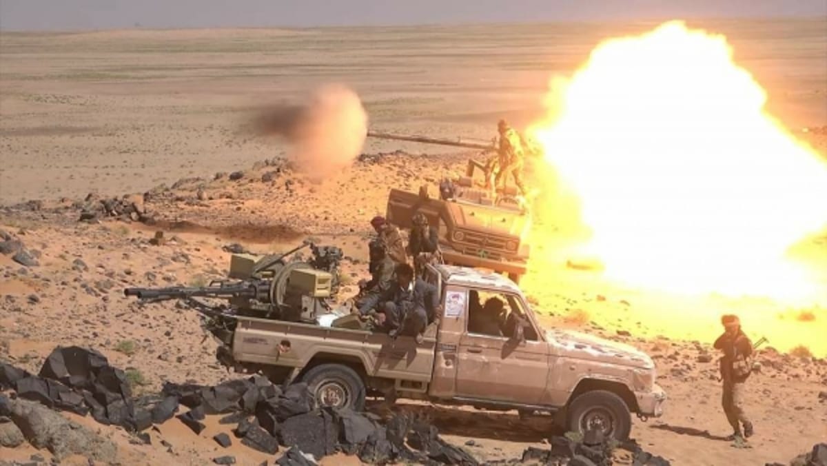 الجيش يتصدى لهجمات حوثية ويدمر معدات قتالية في جبهات مأرب والجوف