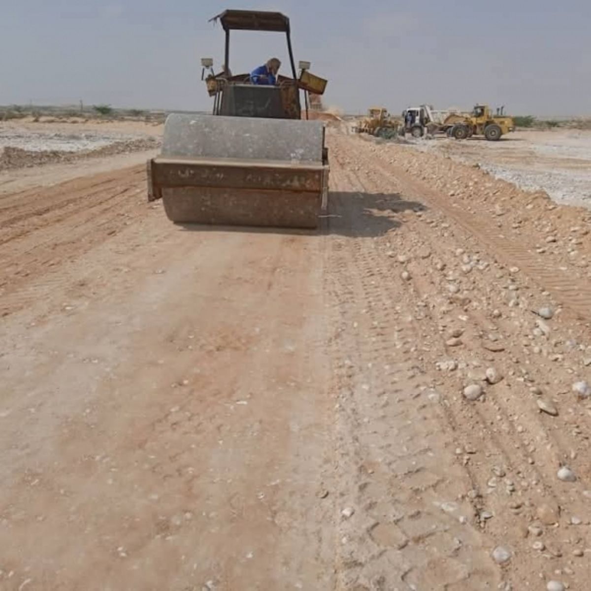 المهرة.. بدء تحسين الطرق المتضررة في الخط الدولي الغيضة - حصوين