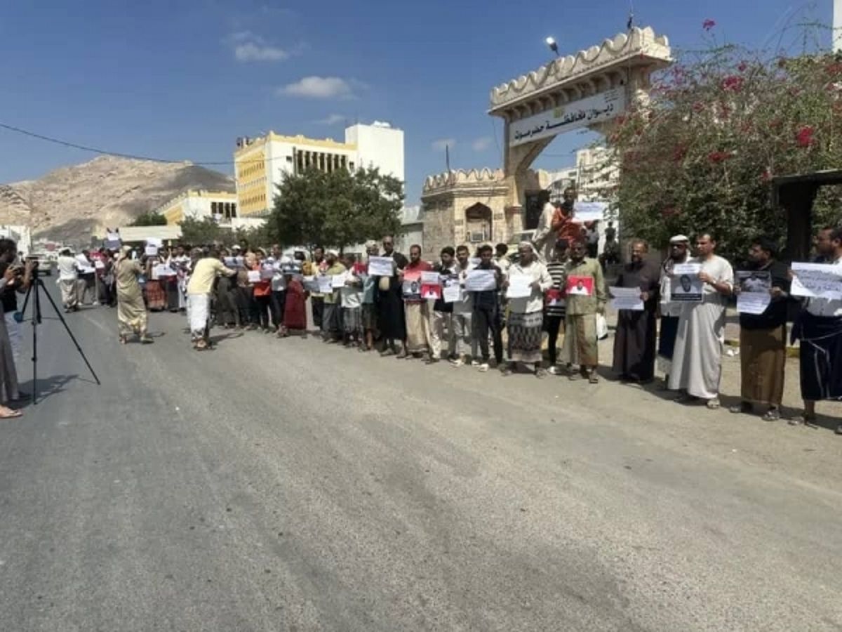 حضرموت… احتجاجات تطالب بالإفراج عن معتقل في سجون قوات تموّلها الإمارات