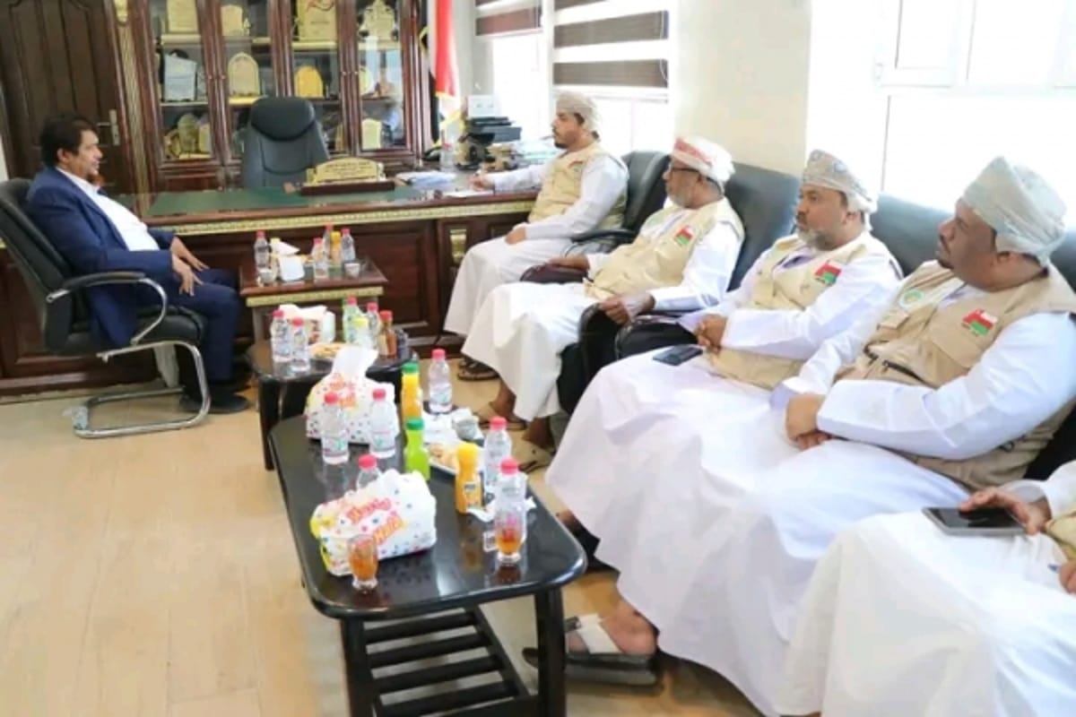 المهرة.. أمين عام المجلس المحلي يستقبل وفد الهيئة العمانية للأعمال الخيرية