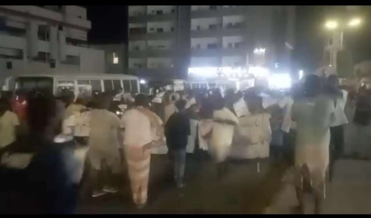 حضرموت.. احتجاجات في المكلا تنديدا بتدهور خدمة الكهرباء ومطالبة الحكومة بتحمل مسؤوليتها
