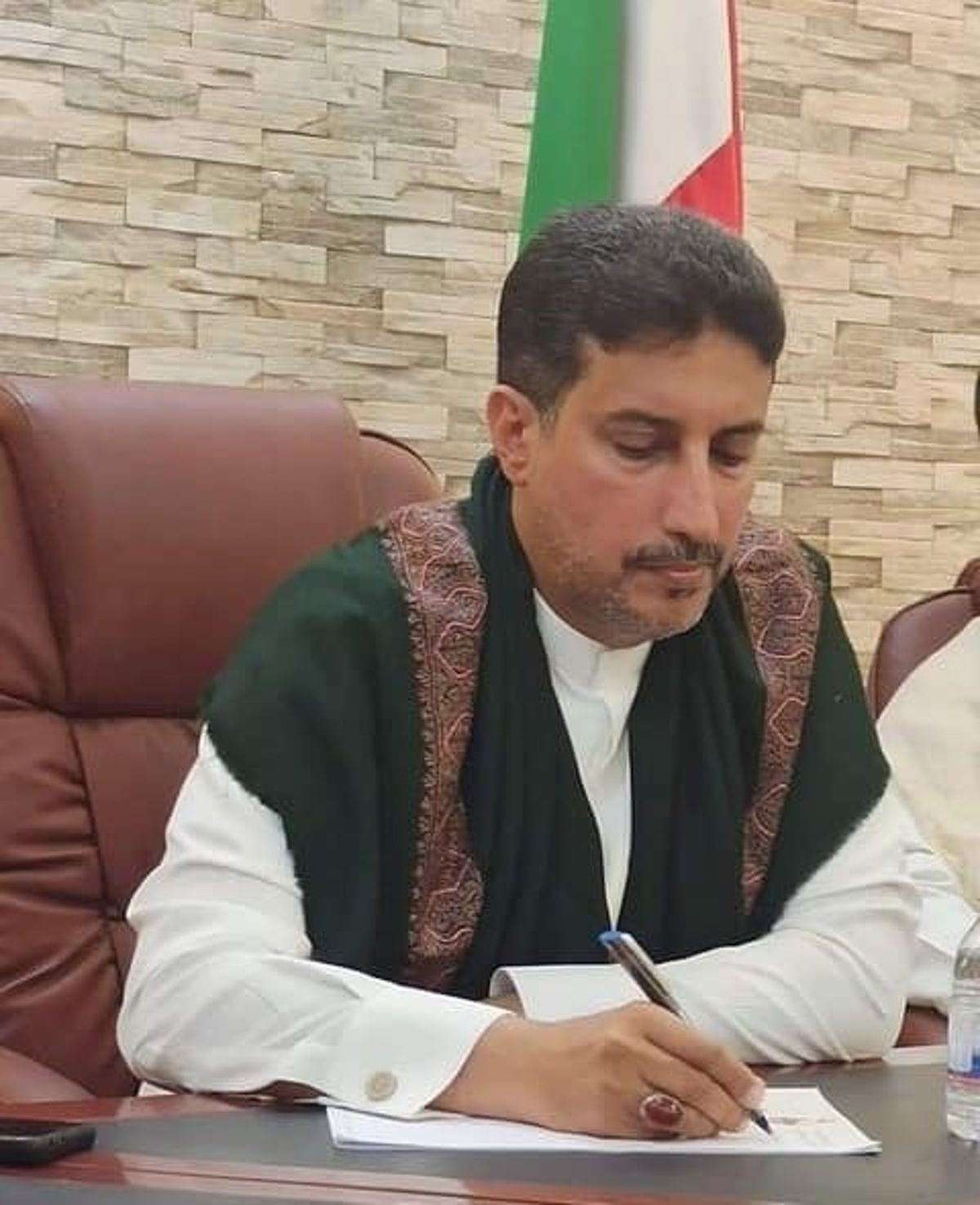 رئيس المجلس العام يعزي في وفاة وكيل محافظة المهرة لشؤون الصحراء