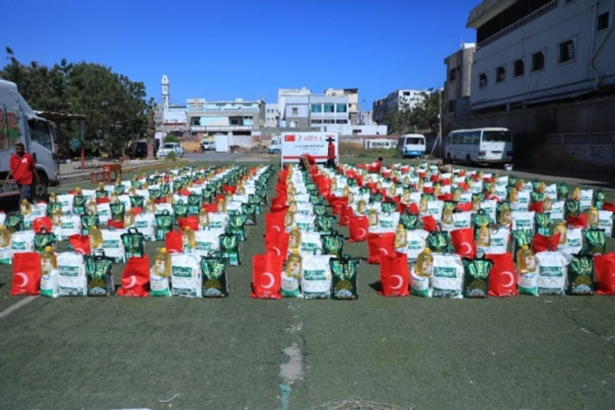 جمعية تركية توزع 2000 سلة غذائية للأسر الفقيرة في سبع محافظات يمنية