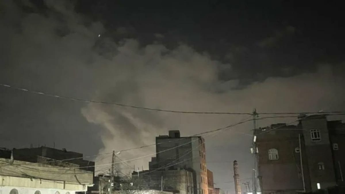سكان: العدوان الأمريكي يشن غارات جوية عنيفة على صنعاء