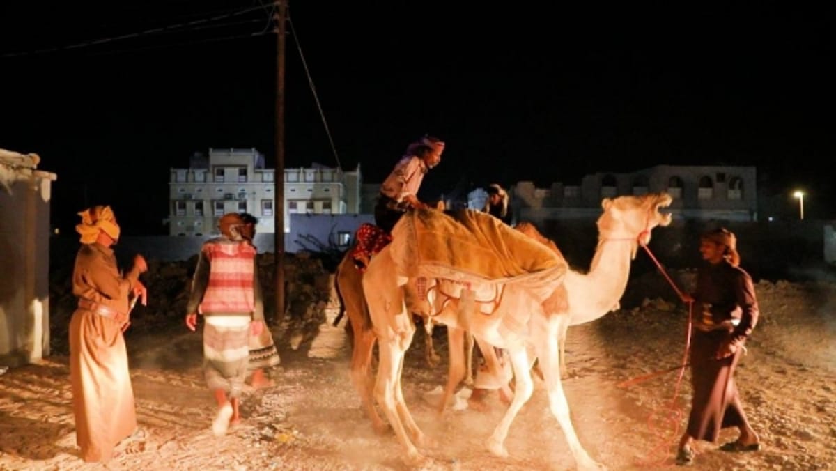 وصلوا الغيضة على ظهور الإبل.. وكيل محافظة المهرة يستقبل رحالة شبوة