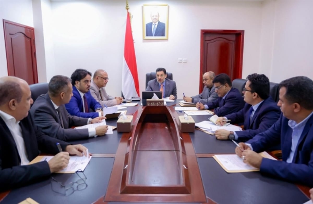 الحكومة تعتمد آلية لضمان تدفق الوقود لمحطة الرئيس بعدن