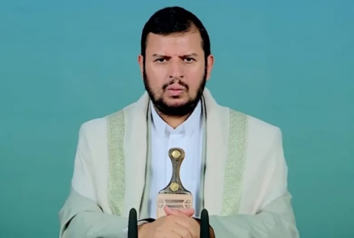 زعيم الحوثيين يؤكد استمرار استهداف السفن الحربية الأمريكية بـ"فعالية عالية"