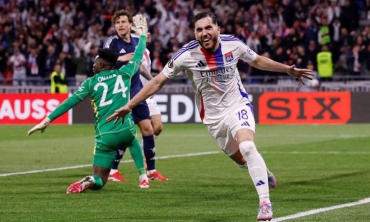 شرقي يقود أولمبيك ليون لتعادل مثير مع مانشستر يونايتد في الدوري الأوروبي
