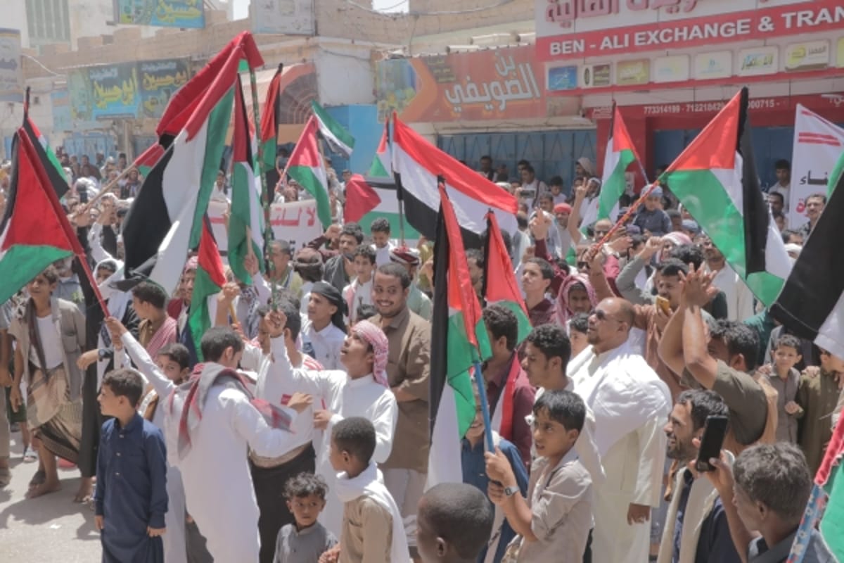 أبناء المهرة ينظمون وقفة تضامنية مع غزة احتجاجًا على جرائم الاحتلال