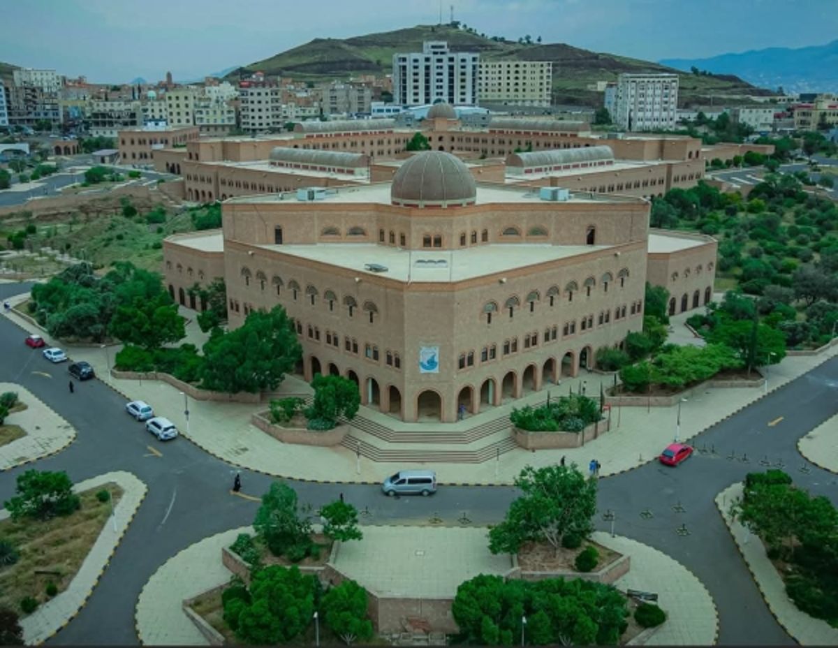 جامعة صنعاء تقول إنها اعتمدت وثائق 200 برنامج دراسات عليا