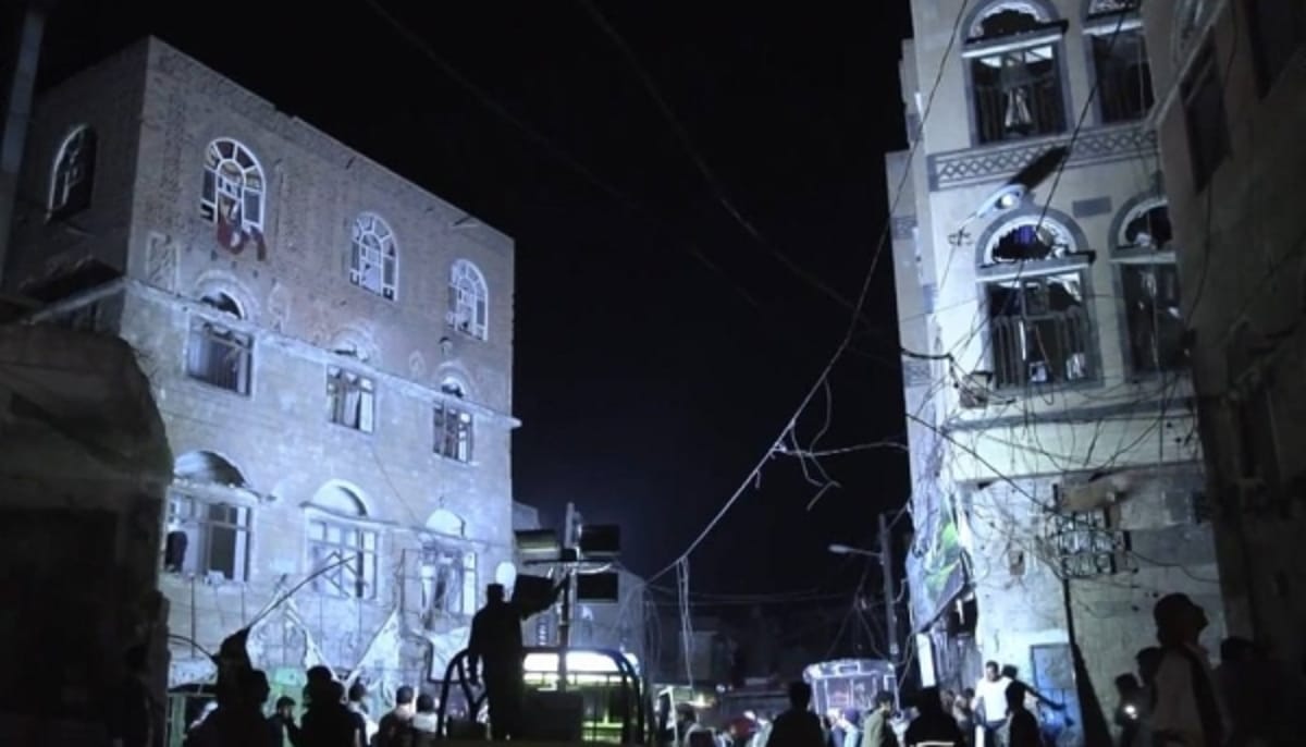 إعلام حوثي: 12 قتيلاً و30 جريحاً في غارات استهدفت سوقاً شعبياً وسط صنعاء