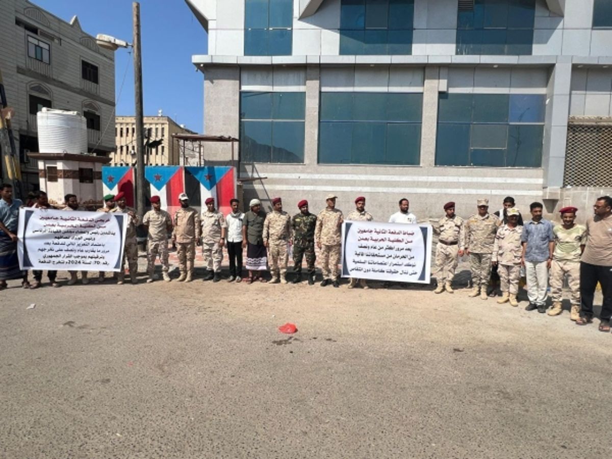 عدن.. وقفة احتجاجية لضباط بالكلية الحربية يطالبون بمستحقات متأخرة