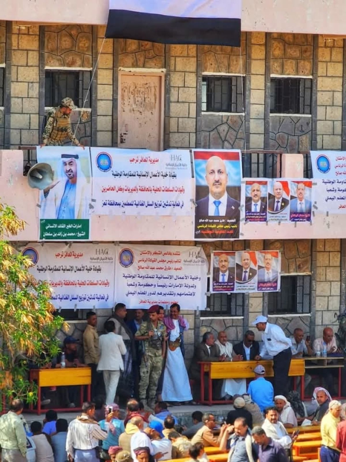 إهانة أم إغاثة؟.. غضب واسع في تعز بسبب توزيع سلال غذائية للمعلمين مصحوبة بصور "بن زايد"
