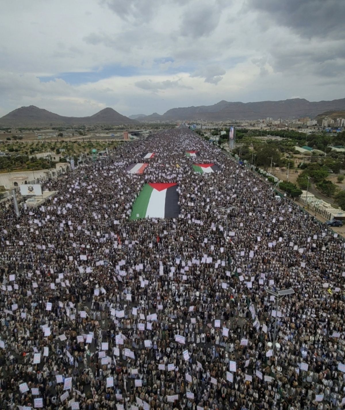 مسيرات حاشدة بصنعاء تضامناً مع غزة