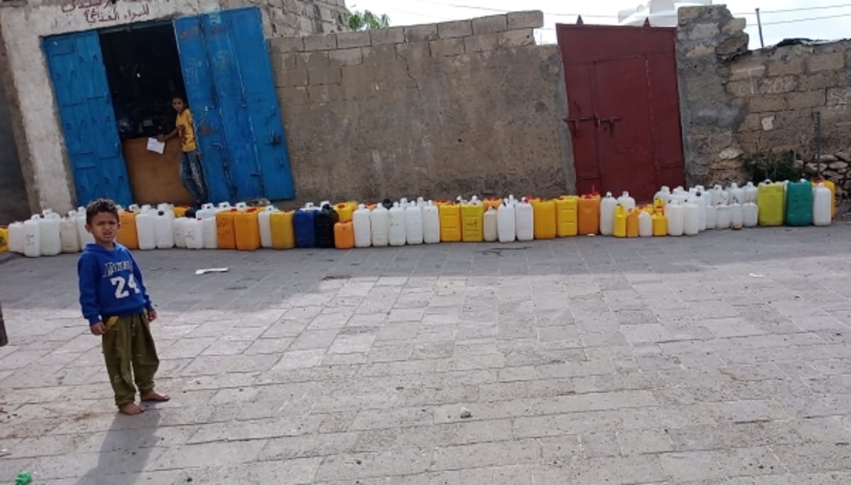 أزمةُ مياهٍ خانقة في مدينة تعز  وسط غياب تام  للكثير من الخدمات!( تقرير خاص)