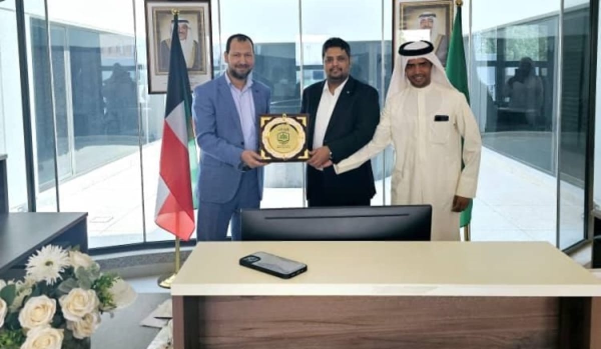 رئيس جامعة المهرة يبحث في الكويت دعمًا أكاديميًا وتنمويًا للجامعة