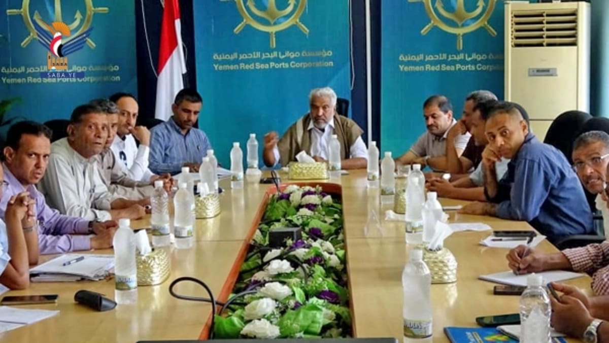 اجتماع يناقش تكثيف جهود معالجة الأضرار بميناء الحديدة