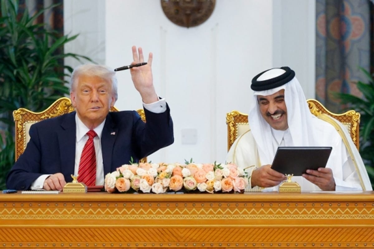 ترامب يرفع قلمًا فاخرًا أهداه له أمير قطر.. كم تبلغ قيمته؟