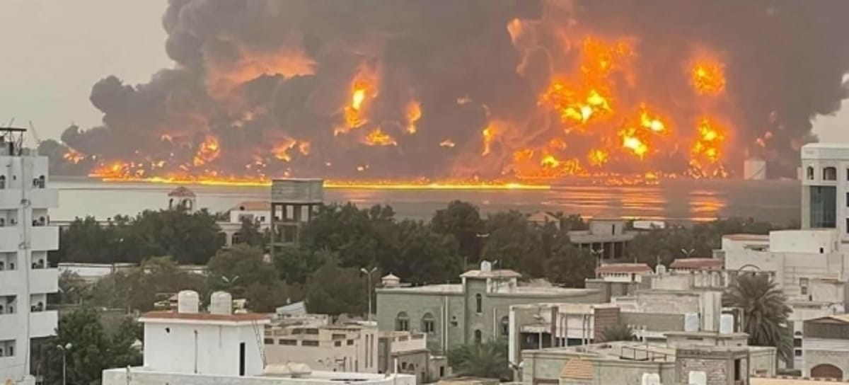 العدوان الإسرائيلي يصدر تحذيرات بإخلاء موانئ الحديدة الثلاثة