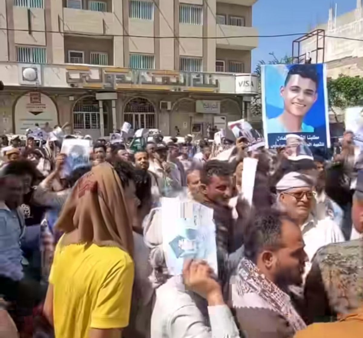 مظاهرة في تعز تطالب بضبط قاتل الطفل مرسال