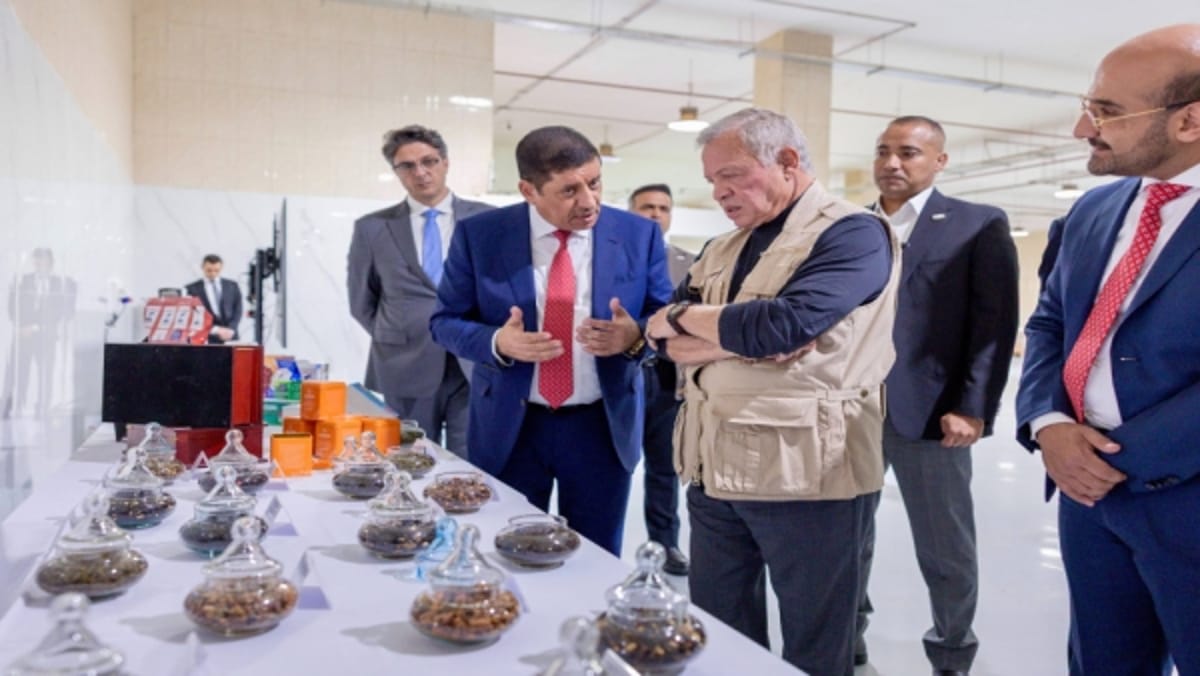الملك عبدالله الثاني يزور مصانع مجموعة الكبوس في الأردن