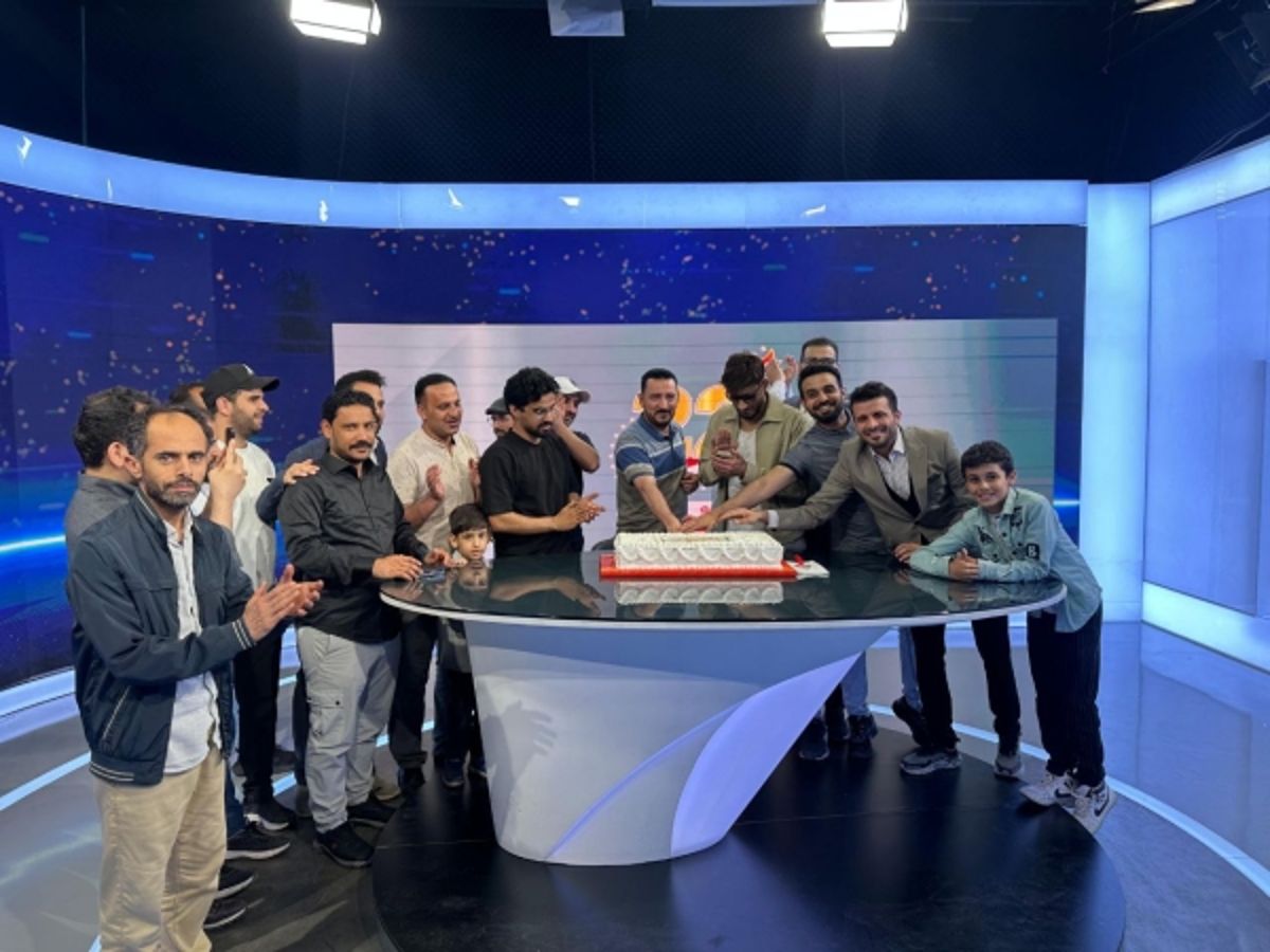 طاقم قناة المهرية يحتفي بالذكرى الـ35 لإعلان الوحدة اليمنية