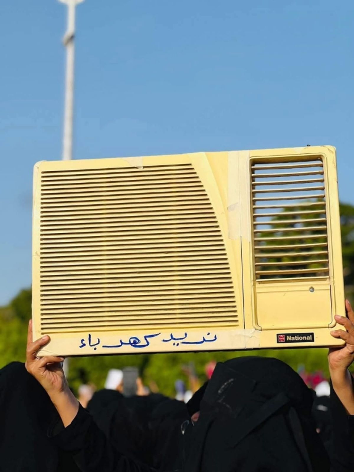 حظر التظاهر في عدن.. تضييق على الحريات وسط أزمات خانقة (تقرير خاص)