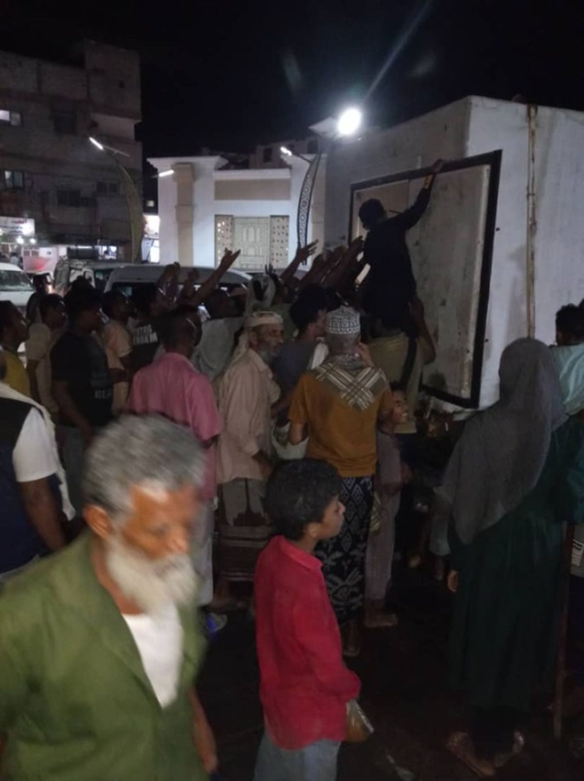 صور مؤلمة من عدن تبرز معاناة المواطنين في الطوابير بحثًا عن الثلج