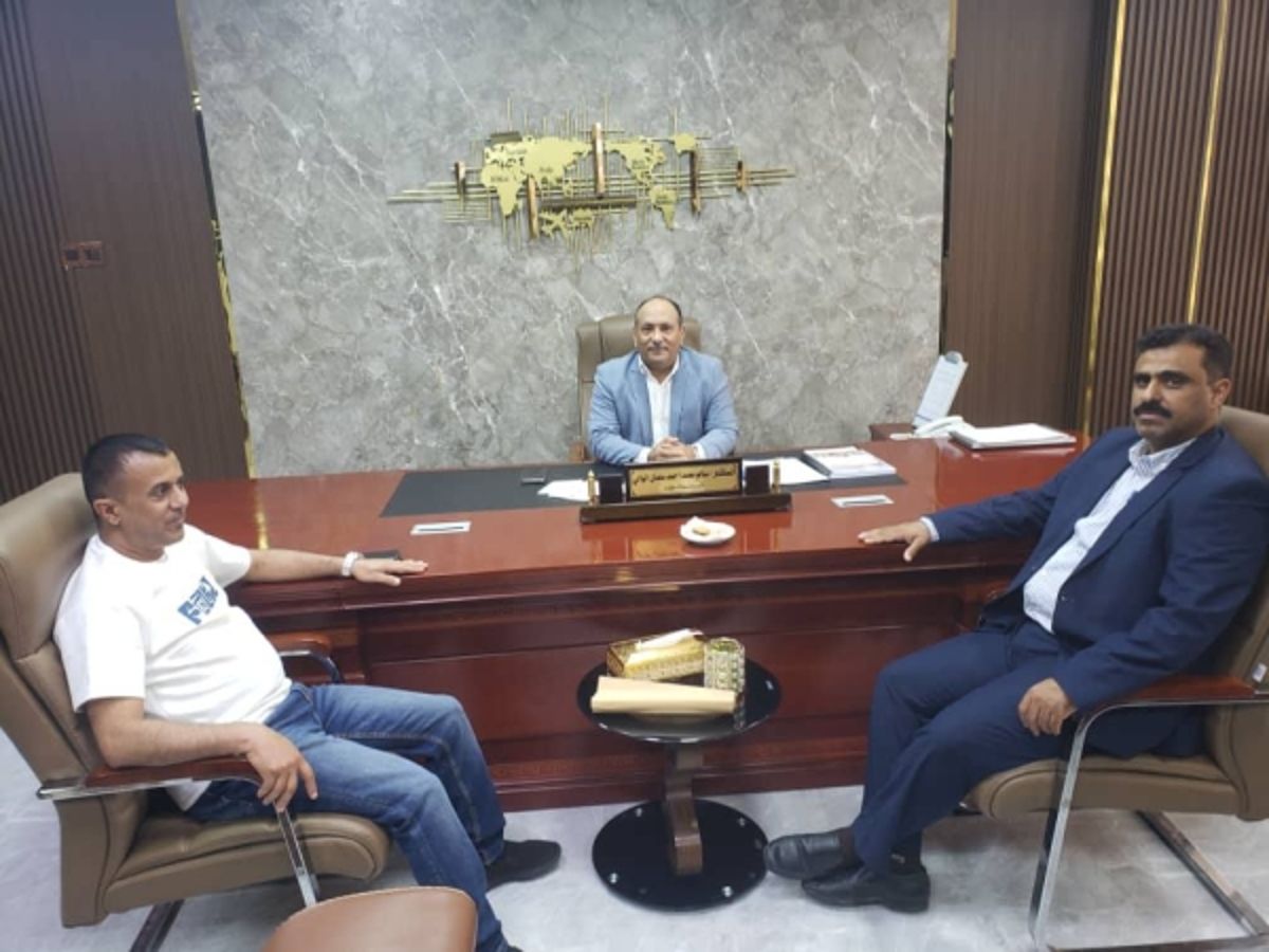 مدير عام صناعة المهرة يناقش تعزيز الرقابة التجارية خلال لقاءٍ في عدن