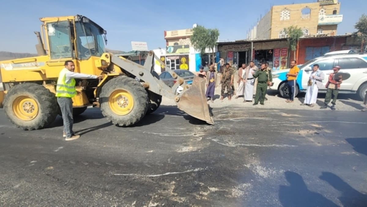 حملة لإزالة المطبات على الطرق الرئيسية بين صنعاء ومحافظات الحديدة وتعز وصعدة
