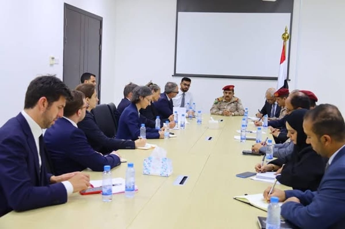 وزير الدفاع يبحث مع سفراء أوروبا في عدن أمن البحر الأحمر ومواجهة الحوثيين