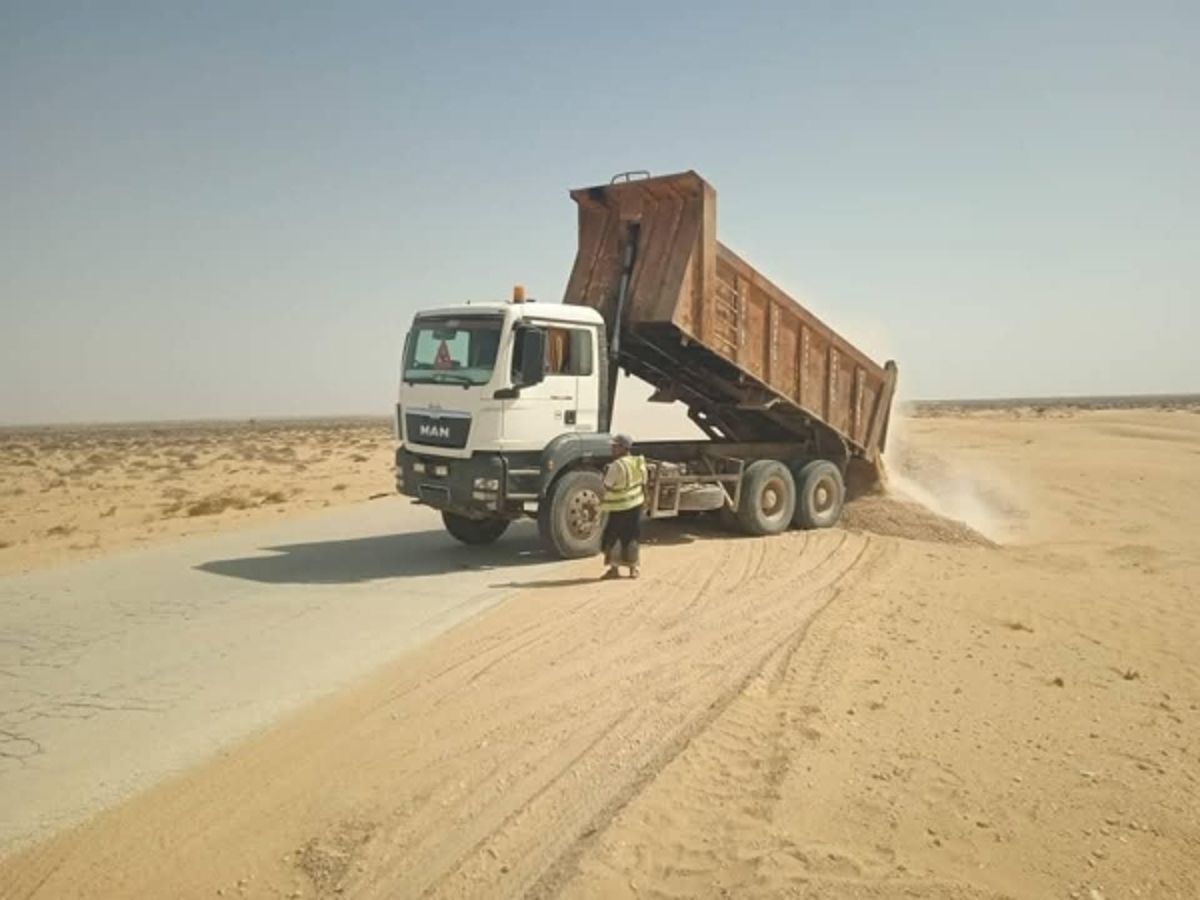المهرة.. مؤسسة الطرق تبدأ إزالة الرمال من الخط الدولي بمنطقة الدرو