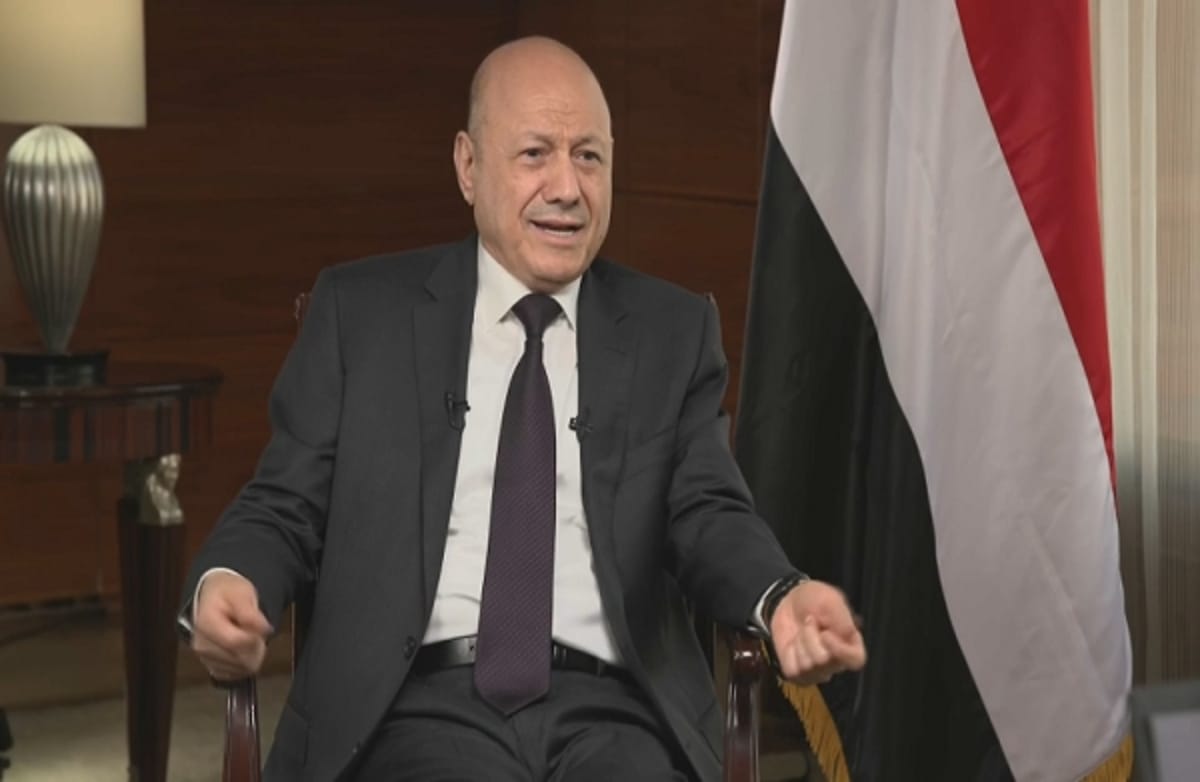 العليمي يحدد شروط السلام مع الحوثيين ويكشف موانع حصول اليمن على دفاعات جوية روسية