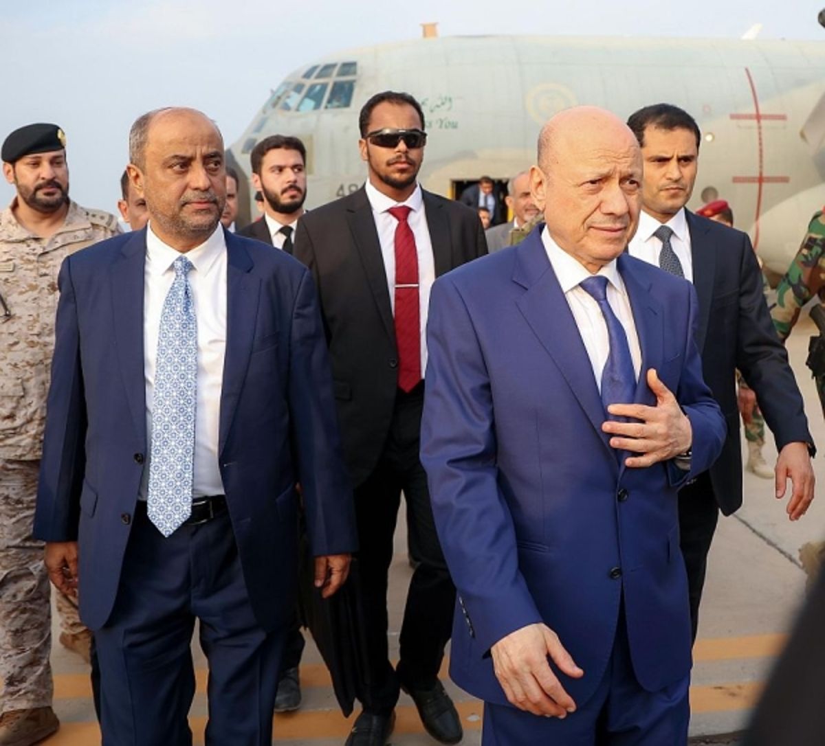 رئيسا مجلس القيادة والوزراء يعودان إلى مدينة عدن وسط تصاعد الاحتجاجات الشعبية