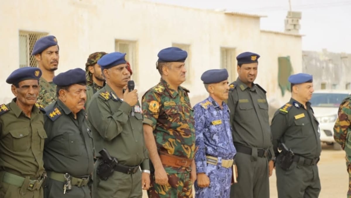 مدير أمن المهرة يهنئ منتسبي الجيش والأمن ويؤكد على استمرار تأمين المحافظة
