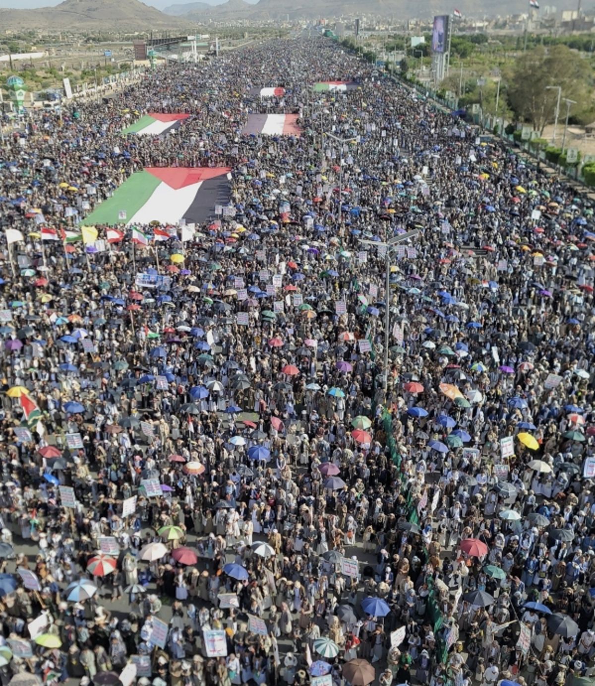 مظاهرة مليونية في صنعاء تؤكد دعمها المستمر لغزة وتندد بالعدوان الأمريكي الإسرائيلي