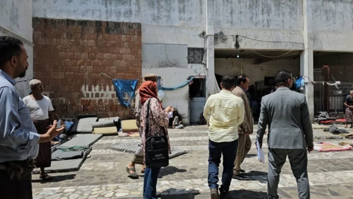 اللجنة الوطنية للتحقيق تطلع على أوضاع نزلاء السجن المركزي في تعز