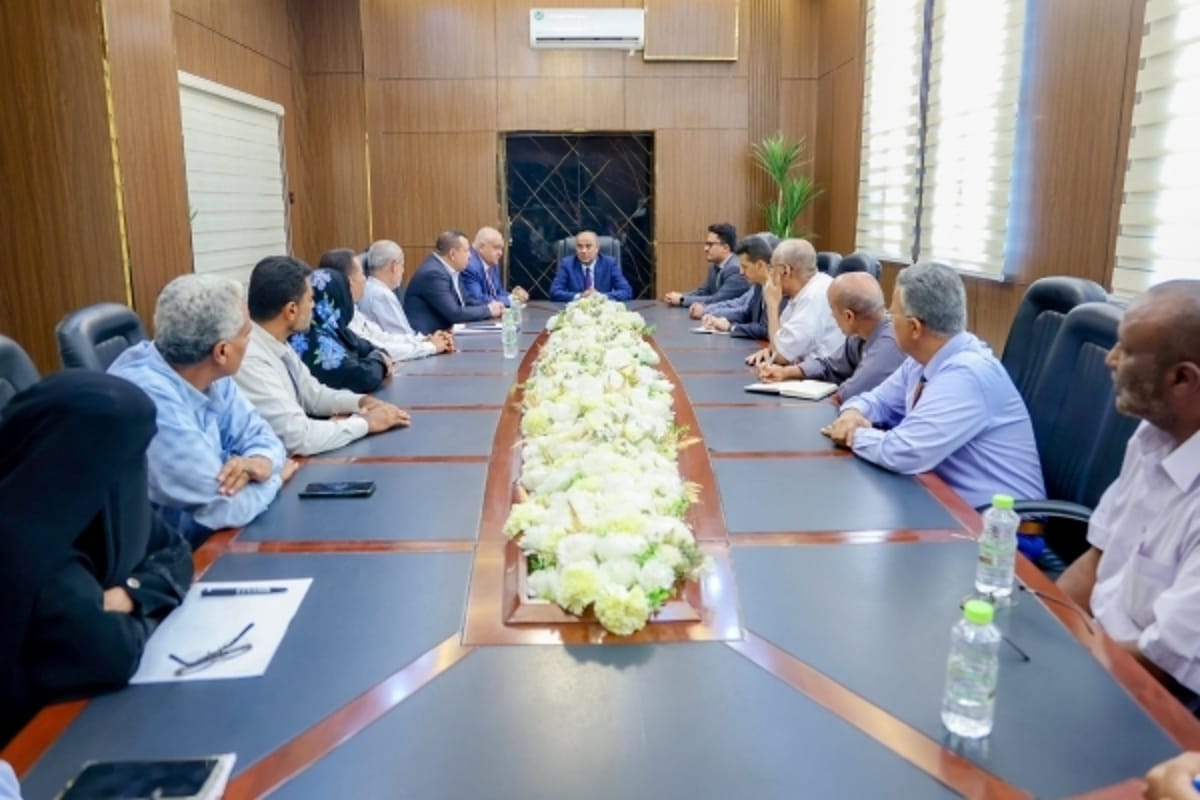 بن بريك يوجّه باستكمال إطلاق علاوات العاملين في القطاعات التربوية والصحية