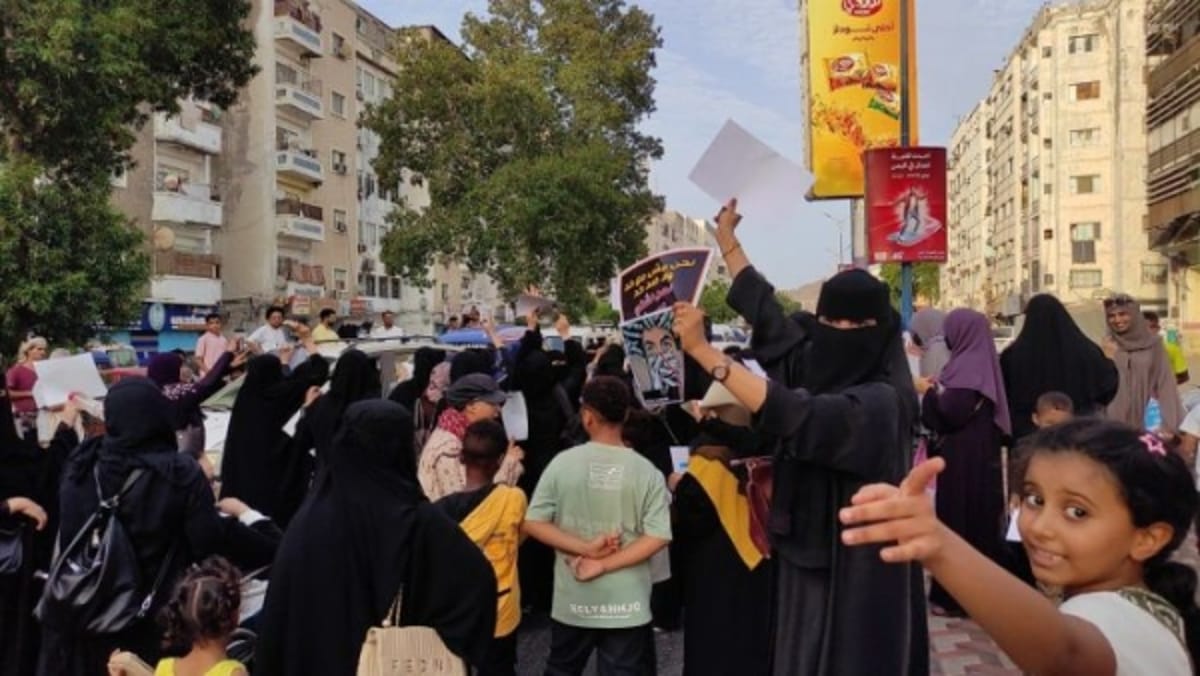 عدن.. تظاهرة نسوية تطالب بإيقاف التدهور المعيشي وتحسين الخدمات