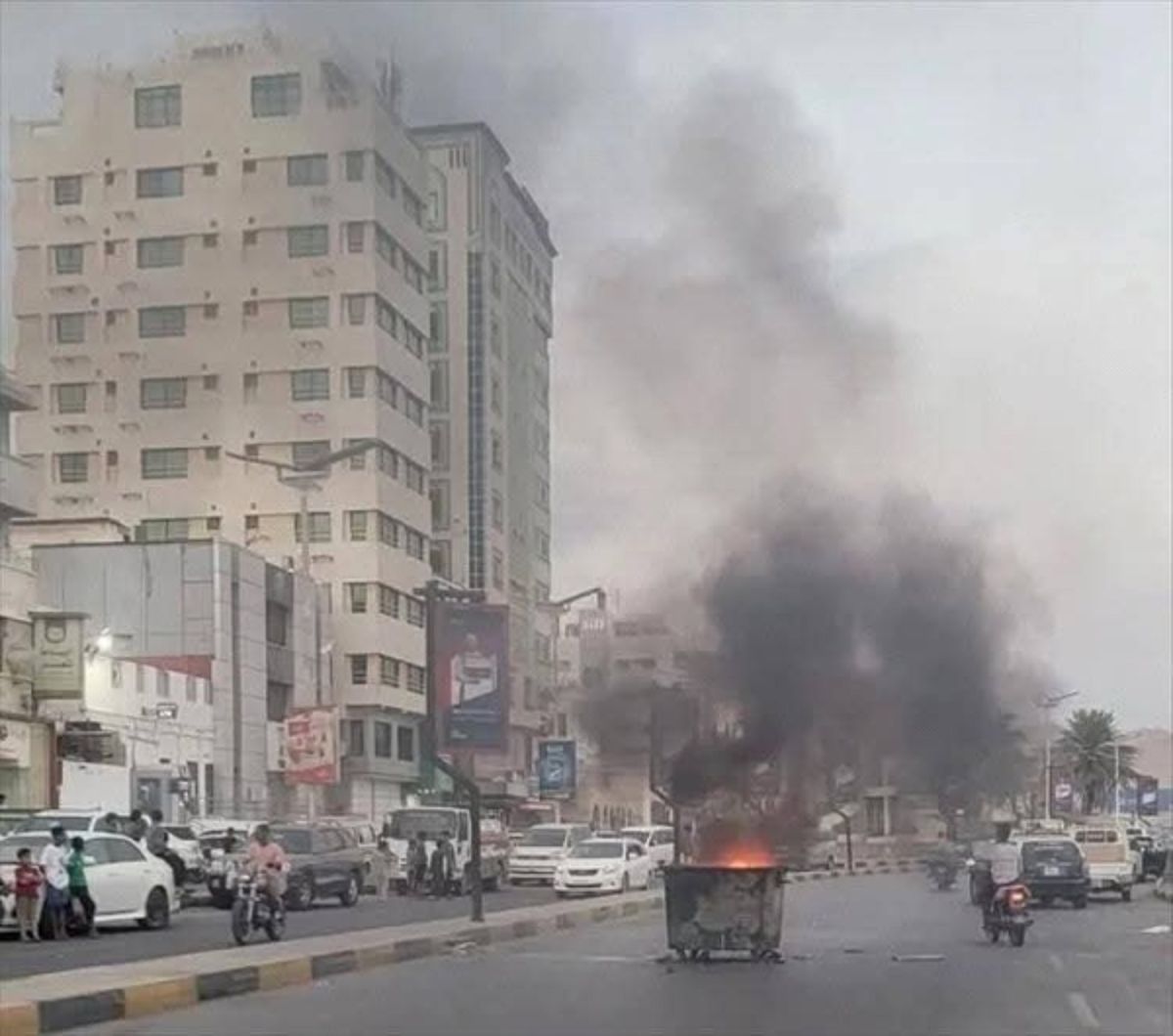 حضرموت.. احتجاجات غاضبة في المكلا تندد بتردي الخدمات وانقطاع الكهرباء