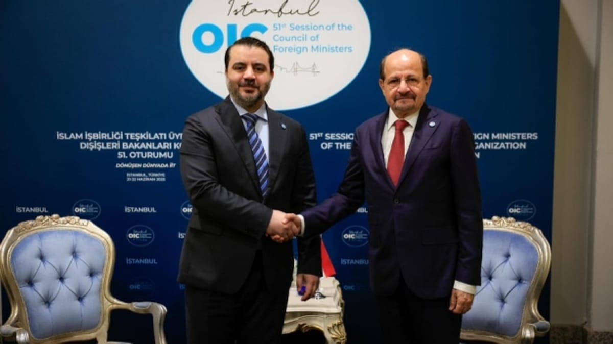 وزير الخارجية اليمني يبحث مع نظيره السوري تعزيز العلاقات