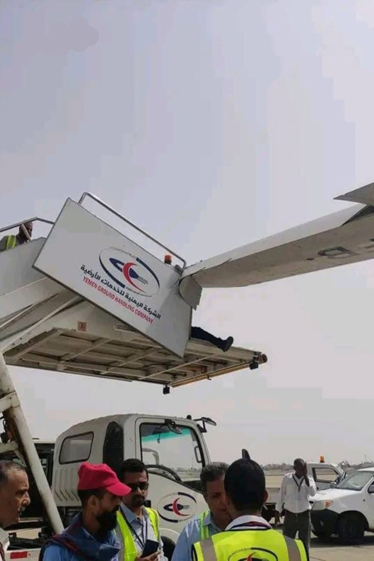 إصابة جناح طائرة للخطوط اليمنية في حادثة اصطدام بمطار عدن