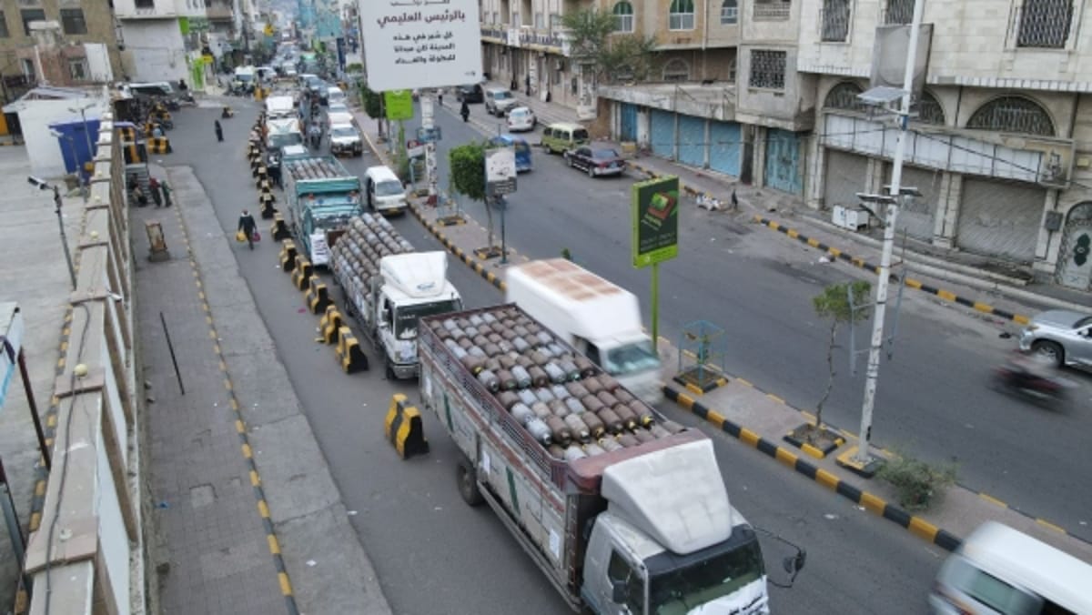 تعز.. وكلاء الغاز يواصلون اعتصامهم المفتوح للمطالبة بوقف احتجاز المقطورات