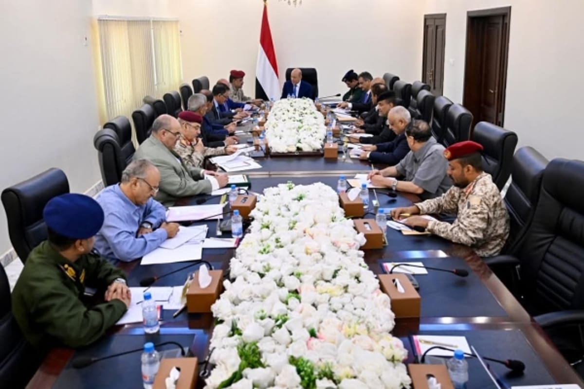 العليمي يعقد اجتماعاً باللجنة الأمنية بحضور محافظ البنك المركزي