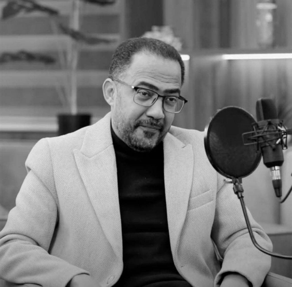 "العليمي" يعزي بوفاة الشاعر فؤاد الحميري ويشيد بمسيرته الوطنية والإبداعية