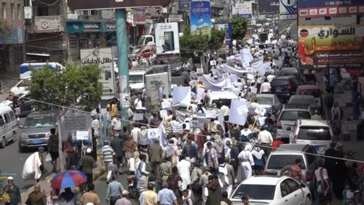 تعز.. مسيرة حاشدة للمعلمين للمطالبة بصرف الرواتب والعلاوات