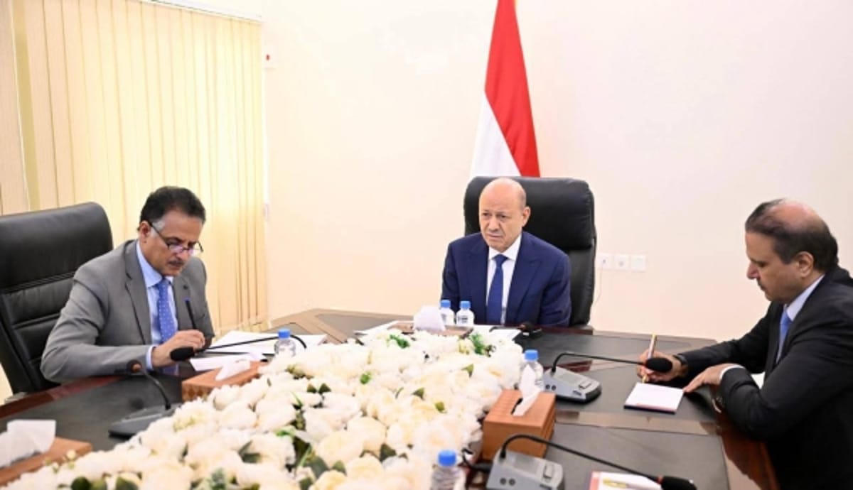 لقاء العليمي مع التكتل الوطني يثير جدلًا واسعًا على منصات التواصل