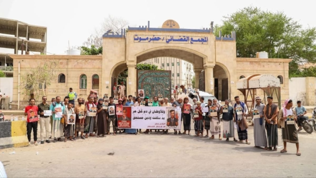 وقفة احتجاجية في المكلا للمطالبة بالإفراج الفوري عن الصحفي مزاحم باجابر