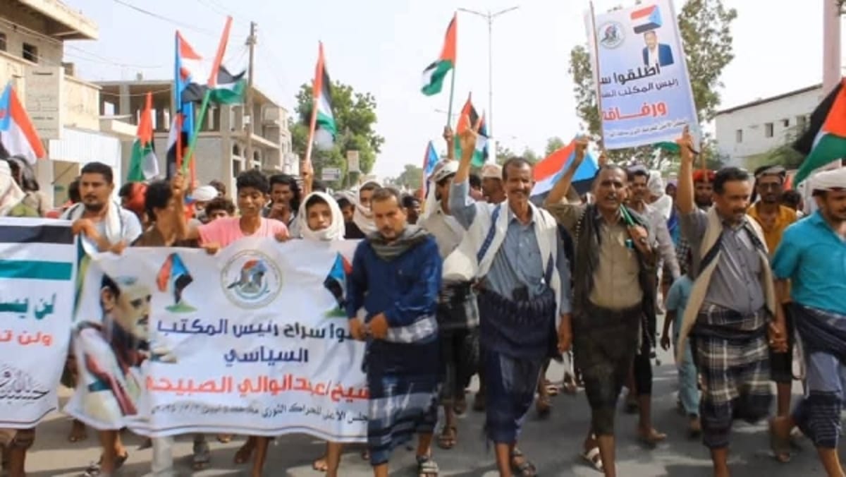 أبين.. تظاهرة حاشدة تطالب بإطلاق سراح "الصبيحي" وتندد بتدهور الأوضاع المعيشية