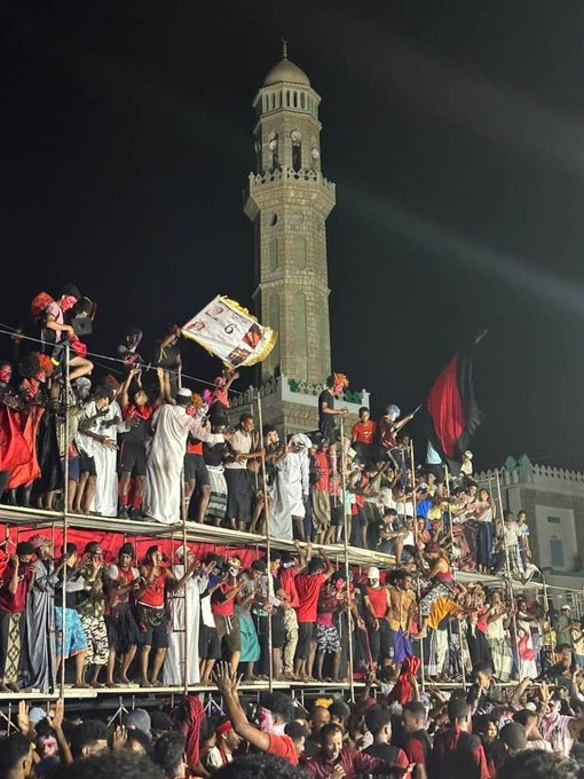 إصابة 25 مشجعاً بانهيار مدرج أثناء احتفال جماهيري في مدينة الشحر بحضرموت
